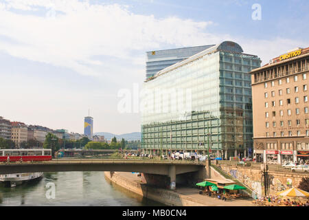 Les bâtiments de grande hauteur, le Canal du Danube. Vienne. L'Autriche Banque D'Images