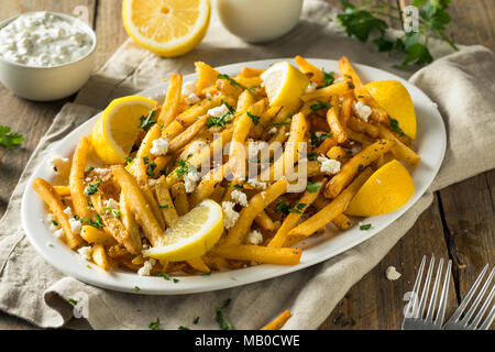 Feta grecque faite maison et frites Persil Citron Tzatziki et wit Banque D'Images