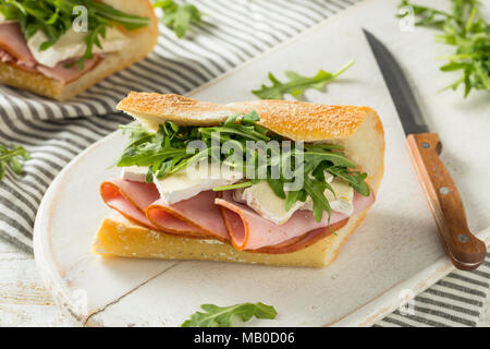 Français maison du jambon et brie Sandwich Baguette de Roquette Banque D'Images