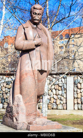 Monument à Joseph Staline contre l'arrière-plan de la composition sculpturale "Victimes de la répression' dans le parc 'Museon'. Moscou, Russie Banque D'Images