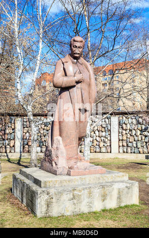 Monument à Joseph Staline contre l'arrière-plan de la composition sculpturale "Victimes de la répression' dans le parc 'Museon'. Moscou, Russie Banque D'Images