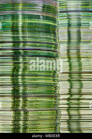 Des piles d'or vert translucide LECTEUR DVD ET CD des disques de stockage de l'ordinateur créer technologie contexte conceptuel de données Banque D'Images