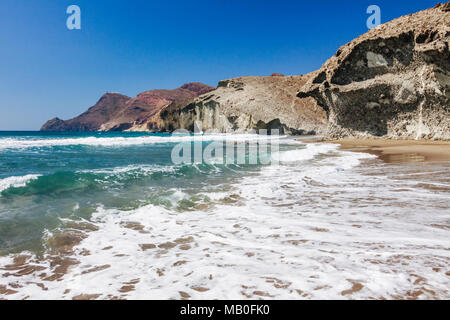 Le parc naturel de Cabo de Gata-Nijar, la province d'Almeria, Andalousie, Espagne : déserté Monsul beach près de San José village. Banque D'Images