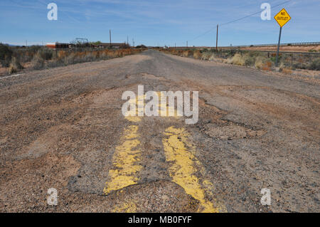 Un émiettage, dead end s'étendent de la vieille route 66 est représenté près de Joseph City, Arizona. Banque D'Images