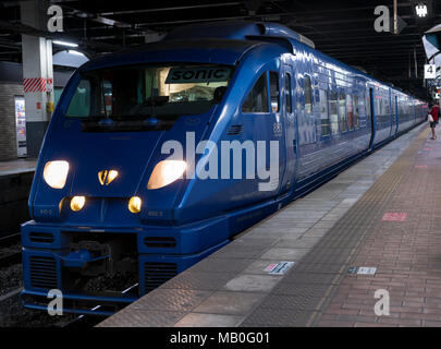 Un Japan Rail (JR Kyushu) série 883 Sonic train à Kokura Station à Kitakyushu (Japon). Banque D'Images