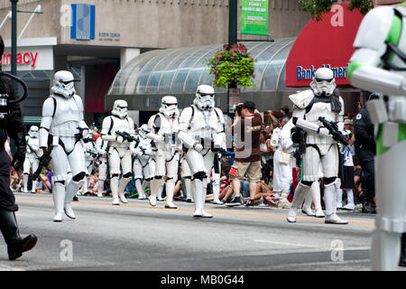 Atlanta, GA, USA - 31 août 2013 : un groupe de Star Wars storm troopers marche de spectateurs lors de la parade annuelle de Dragon Con sur Peachtree Street. Banque D'Images