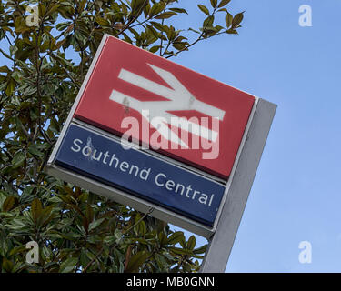 SOUTHEND-ON-SEA, ESSEX, Royaume-Uni - 29 MARS 2018 : panneau à l'extérieur de la gare centrale de Southend sur la ligne C2C Banque D'Images