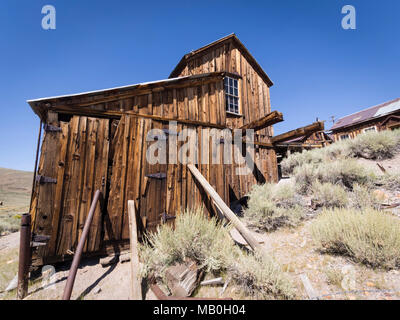 Bâtiment commercial désolé abandonnés à Bodie State Historic Park, un ancien de la ruée vers l'Ouest sauvage, de nos jours une ville champignon ville fantôme. Banque D'Images