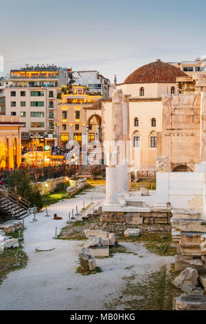Vestiges de la bibliothèque d'Hadrien et la vieille mosquée de la place Monastiraki à Athènes. Banque D'Images