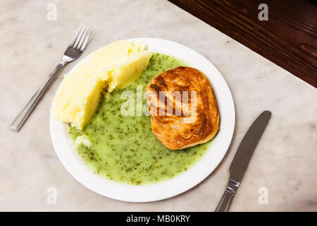 L'Angleterre, Londres, Southwark, Manze Pie et Mash Shop, la plaque de tarte et Mash et boissons alcoolisées Banque D'Images