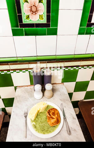 L'Angleterre, Londres, Southwark, Manze Pie et Mash Shop, la plaque de tarte et Mash et boissons alcoolisées Banque D'Images