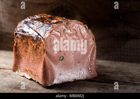 Le pâté de foie spécial fait à partir de différents types de viande avec des grains de poivre sur fond rustique en bois Banque D'Images