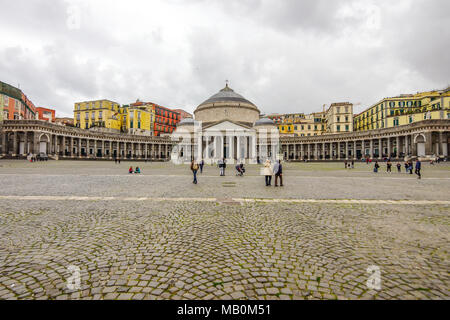 La Piazza del Plebiscito et la Basilique de San Francesco di Paola, Naples, Italie. Banque D'Images