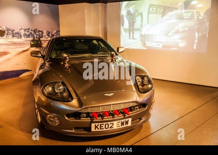 L'Angleterre, Londres, Covent Garden, London Film Museum, Aston Martin V12 Vanquish Voiture du film de James Bond Meurs un autre jour daté de 2002 Banque D'Images