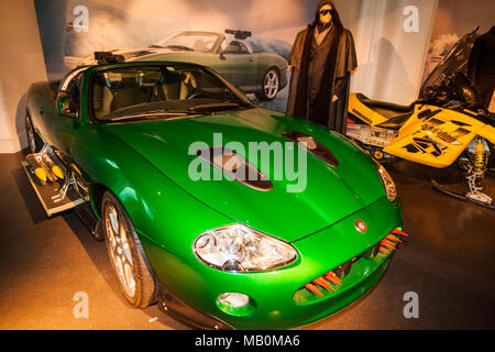 L'Angleterre, Londres, Covent Garden, London Film Museum, Jaguar XKR Voiture du film de James Bond Meurs un autre jour daté de 2002 Banque D'Images