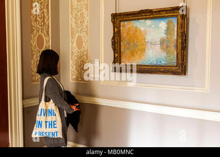 L'Angleterre, Londres, Courtauld Gallery, visiteur à la peinture de Monet à Banque D'Images