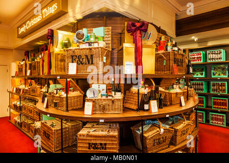 L'Angleterre, Londres, Piccadilly, Fortnum & Mason, stocker, afficher des paniers de Noël Banque D'Images