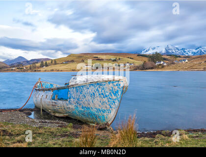 Bateau de pêche abandonnés peuvent-y-Don sur le Loch Harport près de Carbost, Isle of Skye, Scotland, UK en mars - temps d'exposition Banque D'Images