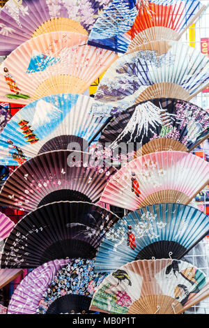 Japon, Tokyo, Asakusa, Hoshu, Rue Commerçante Nakamise, une boutique de souvenirs de fans d'affichage Banque D'Images