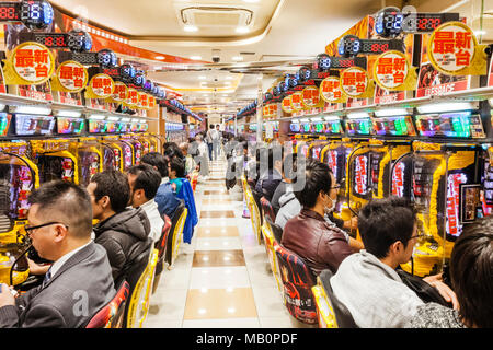 Le Japon, Honshu, Tokyo, Akihabara, Salon de Pachinko Banque D'Images