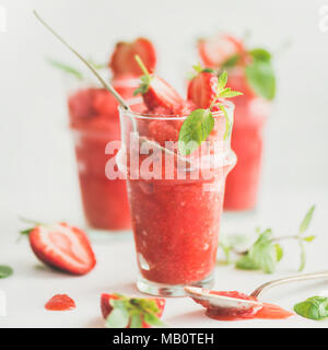 Fraise et granité d'été champaigne dans les verres, récolte carrés Banque D'Images