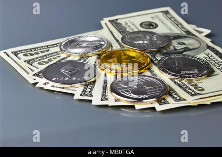 Pièce d'or de Bitcoin et l'arrière-plan du graphique de flou artistique. Banque D'Images