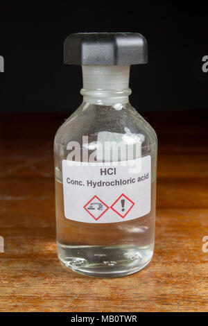 Une bouteille d'acide chlorhydrique (HCl) tel qu'utilisé dans une école secondaire au Royaume-Uni, Londres, Royaume-Uni. Banque D'Images