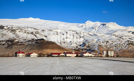 Des fermes, des montagnes, de l'Europe, le glacier Eyjafjallajökull, Gestastofa,, maisons, Island, paysages, neige, volcan, l'île volcan, hiver Banque D'Images