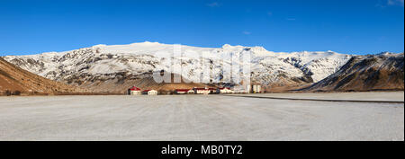 Des fermes, des montagnes, de l'Europe, le glacier Eyjafjallajökull, Gestastofa,, maisons, Island, paysages, neige, volcan, l'île volcan, hiver Banque D'Images