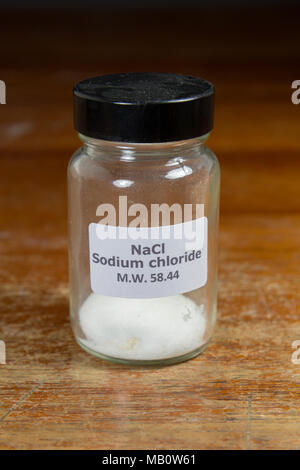 Un pot de chlorure de sodium (NaCl) tel qu'utilisé dans une école secondaire au Royaume-Uni, Londres, Royaume-Uni. Banque D'Images