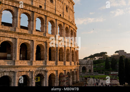 La lumière de Rome et le Colisée (avec l'Arc de Constantin) Banque D'Images