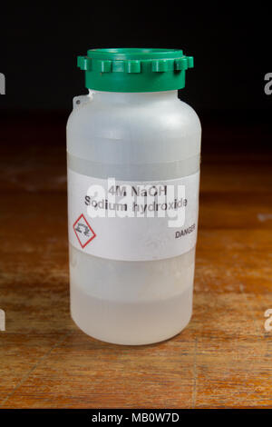 Une bouteille de molaire quatre 4M d'hydroxyde de sodium (NaOH) tel qu'utilisé dans une école secondaire au Royaume-Uni, Londres, Royaume-Uni. Banque D'Images