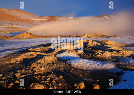 L'Europe, Fumarolen, water, Island, paysages, la lumière de l'humeur, Namaskard, neige, lever, quartier thermal, l'île volcan, volcanisme, hiver Banque D'Images