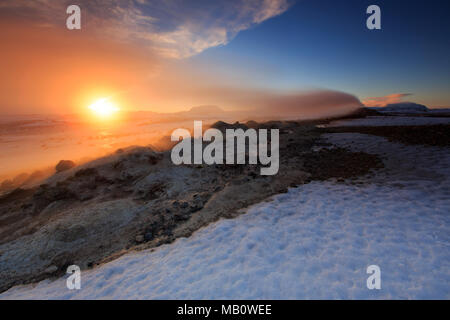 L'Europe, Fumarolen, water, Island, paysages, la lumière de l'humeur, Namaskard, neige, lever, quartier thermal, l'île volcan, volcanisme, hiver Banque D'Images