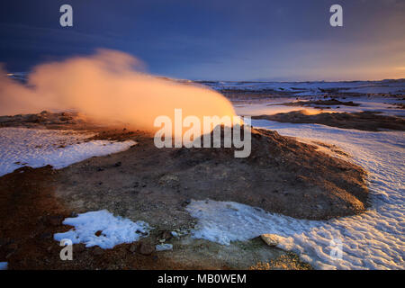 L'Europe, Fumarolen, water, Island, paysages, la lumière de l'humeur, Namaskard, neige, lever, quartier thermal, l'île volcan, volcanisme, hiver Banque D'Images