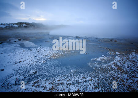 L'Europe, Fumarolen, water, Island, paysages, Namaskard, trou de boue, neige, Solfataren, quartier thermal, l'île volcan, volcanisme, hiver Banque D'Images