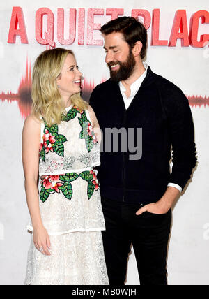 Emily Blunt et John Krasinski assistant à l'un endroit tranquille d'examen préalable type ventilateur VIP tenue au Curzon Soho à Londres. Banque D'Images