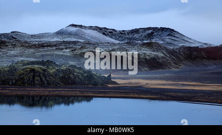 Montagnes, Berserkjahraun, l'Europe, l'activité, paysages, de lave, de la lumière de l'humeur, neige, lac, Snaefellsnes, volcan, l'île volcan, l'eau, l'hiver Banque D'Images