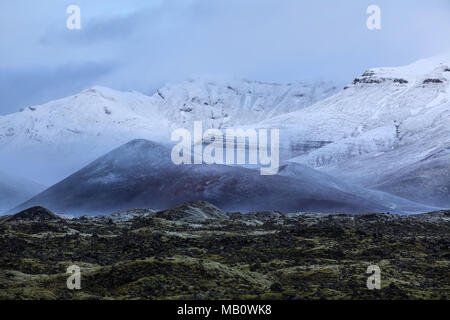 Montagnes, Berserkjahraun, l'Europe, l'activité, paysages, de lave, de la lumière, la neige, l'humeur, de Snæfellsnes, volcan de l'île volcan, hiver Banque D'Images