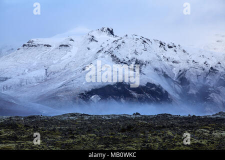 Montagnes, Berserkjahraun, l'Europe, l'activité, paysages, de lave, de la lumière, de l'humeur, la neige, l'île volcan Snæfellsnes, hiver Banque D'Images