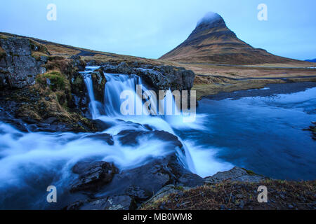 Montagnes, l'Europe, l'activité, Kirkjufell, Kirkjufellsfoss, paysages, l'île de Snæfellsnes, volcan, l'eau, cascade, hiver Banque D'Images