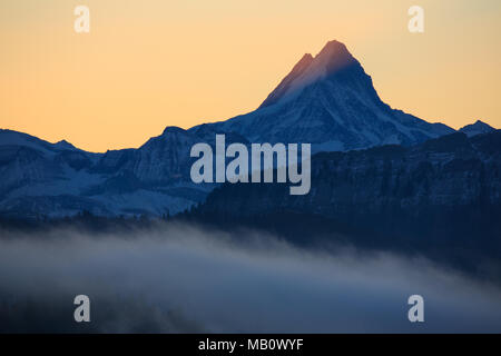 Aebersold, les Alpes, les montagnes, l'Oberland bernois, Emmental, Europe, paysages, la lumière de l'humeur, brouillard, Oberhünigen, Schreckhorn, Suisse, sunrise, wi Banque D'Images