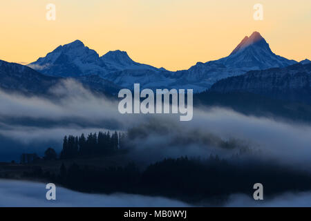 Aebersold, les Alpes, les montagnes, l'Oberland bernois, Bärglistock, Emmental, Europe, paysages, la lumière de l'humeur, brouillard, Oberhünigen, Schreckhorn, Suisse Banque D'Images