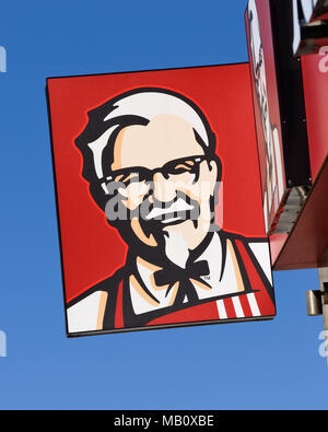 KFC Kentucky Fried Chicken signe sur l'un de ses restaurants d'alimentation rapide, Belgrade, Serbie Banque D'Images