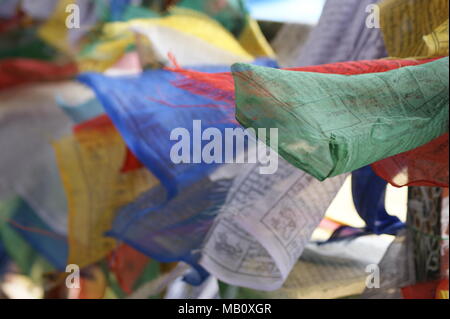 Les drapeaux de prières à Thimpu, Bhoutan Banque D'Images