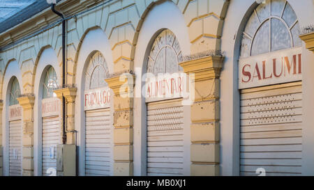 Les magasins d'alimentation traditionnels italiens : fromage, viande etc... crise, boutiques avec volets abaissés Banque D'Images