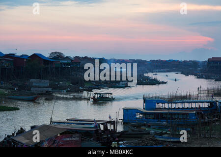 L'intérieur des terres de Tonle Sap lake at sunset, Kampong Thom, Tonle Sap, Cambodge Asie Banque D'Images