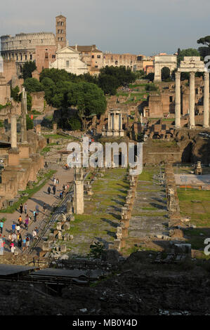 La Via Sacra (Voie sacrée), Basilique Basilique Giulia (Julia), Tempio dei Dioscuri (Temple de Castor et Pollux), Tempio di Vesta (Temple de Vesta), Casa Banque D'Images