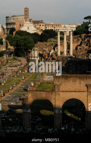 La Via Sacra (Voie sacrée), Basilique Basilique Giulia (Julia), Tempio dei Dioscuri (Temple de Castor et Pollux), Tempio di Vesta (Temple de Vesta), Casa Banque D'Images