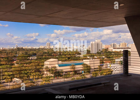 Sur le haut de parking couvert sur le chemin Lincoln, vue vers le nord, Miami, Floride, USA Banque D'Images